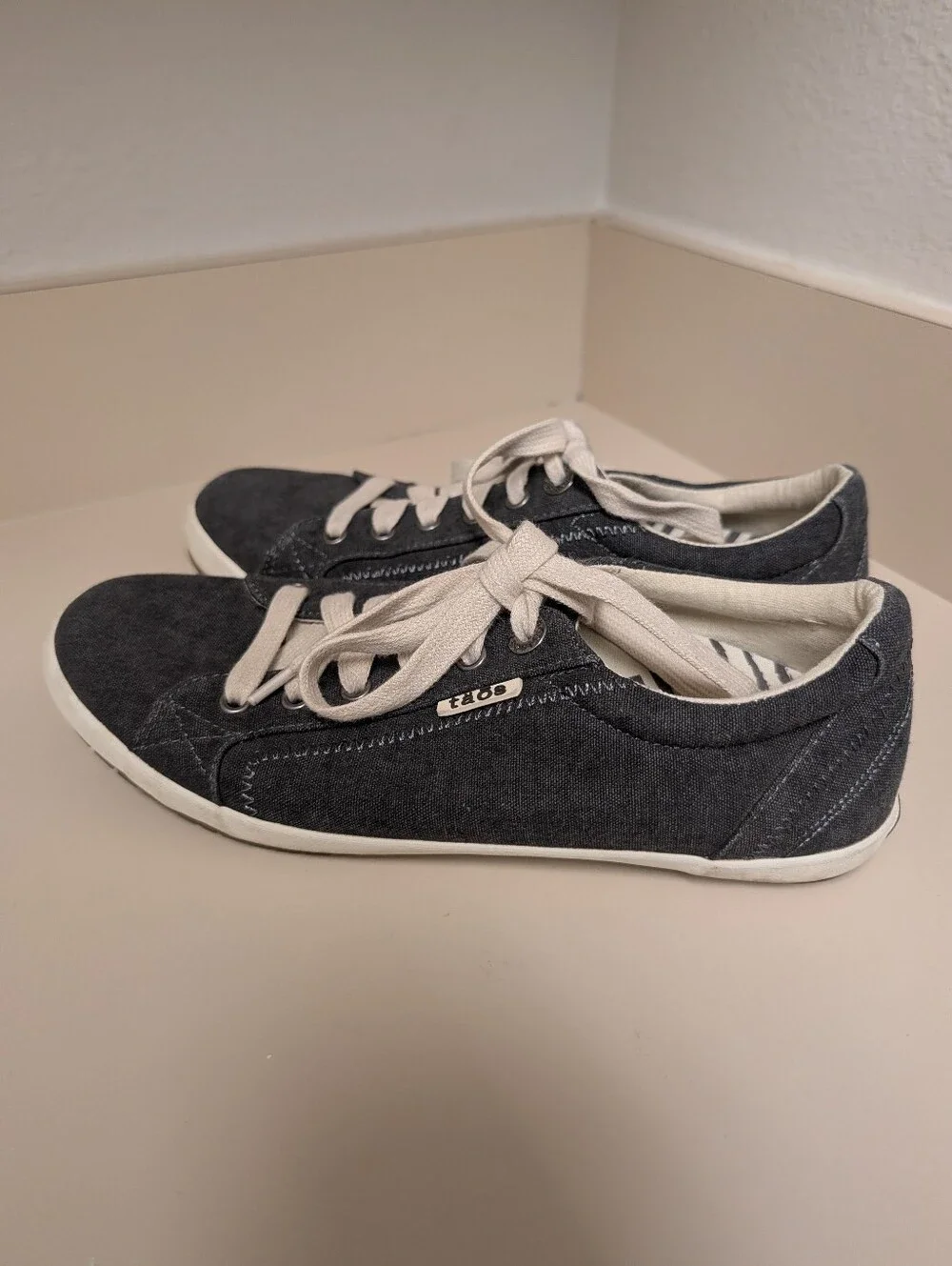 Taos Star Low Profile Canvas Sneakers Size 8.5